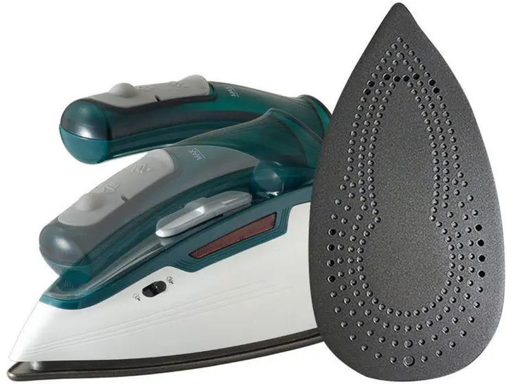 Ferro de Passar a Vapor e a Seco de Viagem Black & Decker Verde e Branco com Cabo Dobrável 777