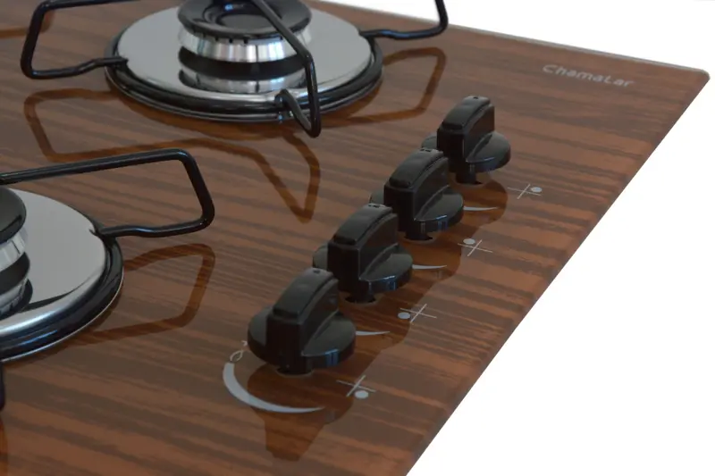Cooktop 4 Bocas a Gás Chamalar Ultra Chama com Mesa de Vidro Amadeirado Escuro Bivolt