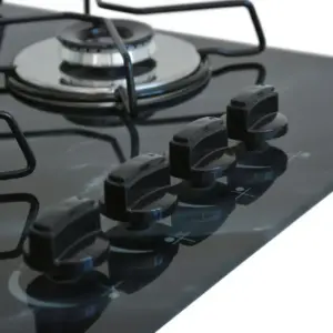 Cooktop 4 Bocas a Gás Chamalar Ultra Chama com Mesa de Vidro Marmorizado Preto Bivolt