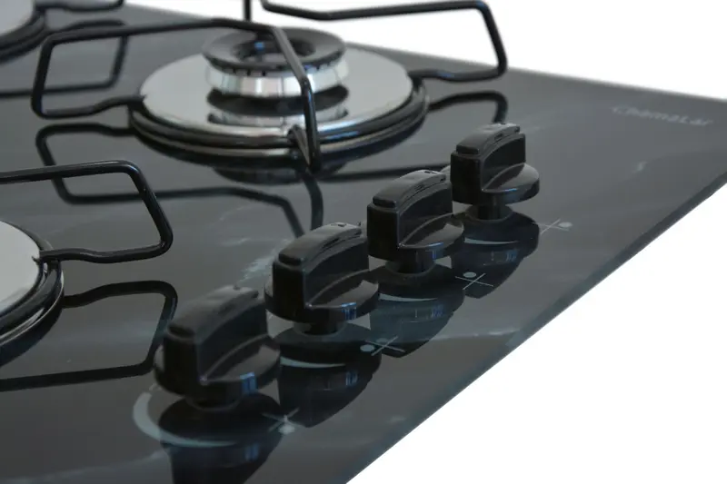 Cooktop 4 Bocas a Gás Chamalar Ultra Chama com Mesa de Vidro Marmorizado Preto Bivolt